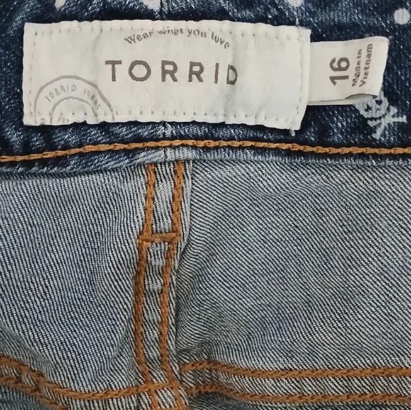TORRID WOMEN'S SKULL POLKA DOTS  DISTRESSED BLUE DENIM JEANS SHORT. SIZE 16 - Picture 3 of 16
